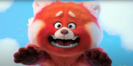 Screenshot aus Disney/Pixars „Rot“: Ein großer roter Panda vor blauem Himmel