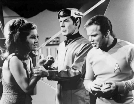 Szenenbild aus der Serie „Star Trek“: Captain Kirk und Mr. Spock konfrontieren Kara.
