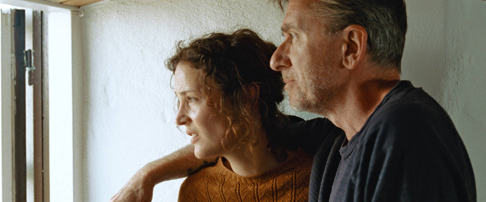 In „Bergman Island" wandeln Tim Roth und Vicky Krieps auf den Spuren der schwedischen Regielegende. Copyright: Weltkino Filmverleih
