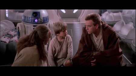 Qui-Gon (l.), Anakin und Obi-Wan in einem Raumschiff.