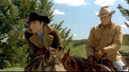 Heath Ledger und Jake Gyllenhaal als Hirten, deser sitzt auf einem Pferd..