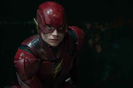 Ezra Miller als The Flash im roten Kostüm in „Justice League“