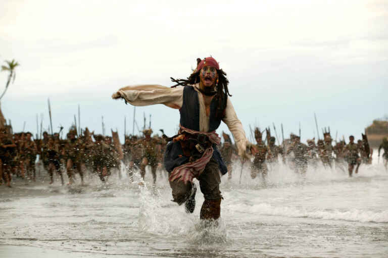Johnny Depp als Captain Jack Sparrow flieht vor den Einheimischen, die ihn töten wollen.