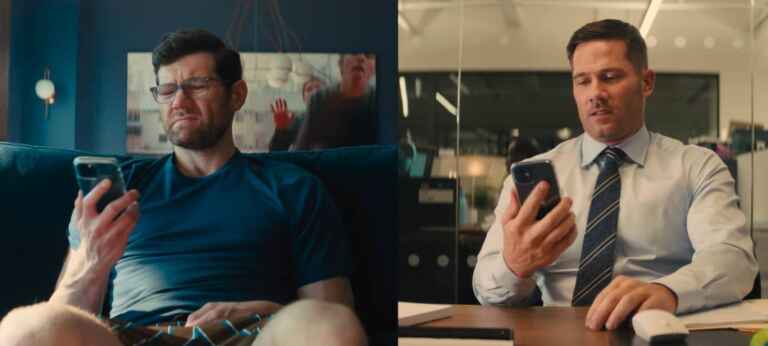 Bros Trailer: Billy Eichner (l.) auf einer Couch in T-Shirt und Boxershorts und Luke Macfarlane im Büro in Hemd und Krawatte, beide schauen genervt auf ihr Smartphone.
