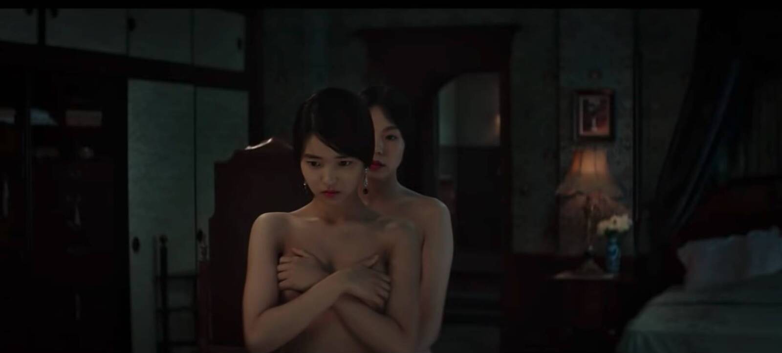„Die Taschendiebin“: Hideko (Kim Min-Hee) und Sook-hee (Kim Tae-Ri) stehen hintereinander nackt in Hidekos Schlafzimmer, Sook-hee bedeckt ihre Brüste mit ihren Händen und verdeckt Hideko. 