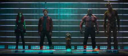 „Guardians of the Galaxy“: Von links: grüne Assasine Gamora, „Star-Lord“ Quil, Waschbär Rocket, Außerirdischer Drax und menschlicher Baum Groot im Weltraumgefängnis.