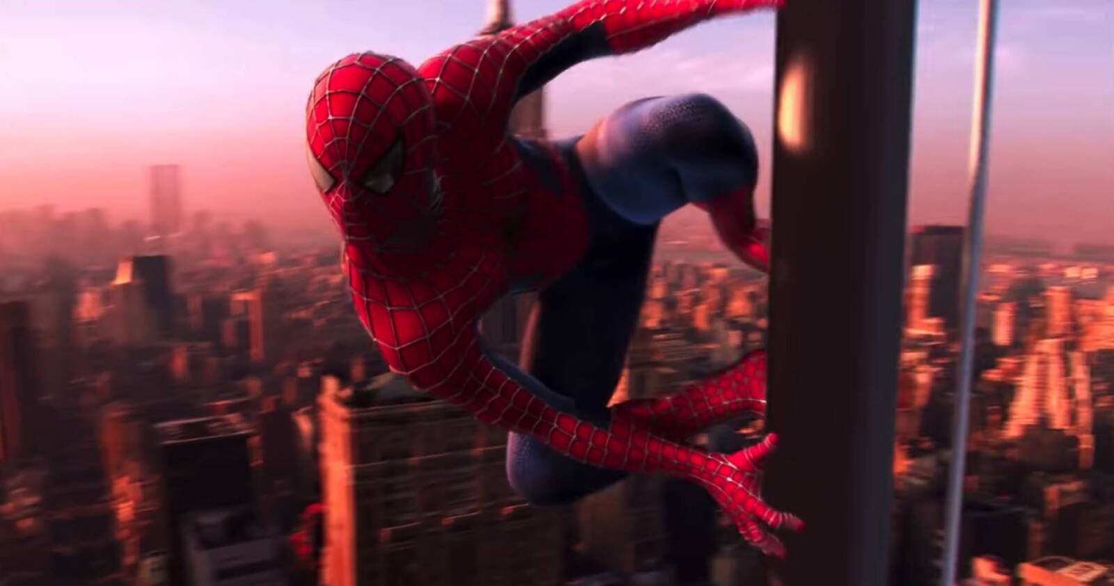 Spider-Man beobachtet die Stadt von einem der höchsten New Yorker Gebäude aus.