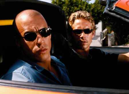 Vin Diesel als Dominic Toretto (l.) und Paul Walker als Brian O’Conner in Nahaufnahme im Auto.