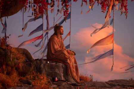 „Thor: Love und Thunder“-Trailer: Chris Hemsworth sitz im Schneidersitz in einer Höhlenöffnung, er lächelt und im Hintergrund färbt sich der Abendhimmel rosa.
