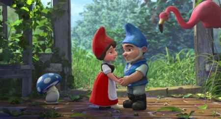 Man sieht die Gartenzwerge Gnomeo und Julia beim Hände halten in einem Gartenpavillon mit einem blauen Fliegenpilz und Flamingo Featherstone.