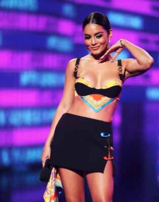 MTV Awards 2022: Man sieht Vanessa Hudgens in einem Bralette-Oberteil und einerm schwarzen Rock auf der Bühne.