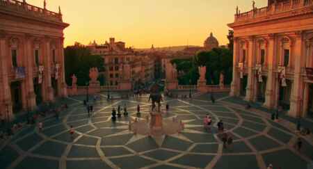 „To Rome with Love“: Die Aussicht auf einen Platz in Rom in der Abenddämmerung.