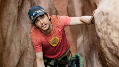 „127 Hours“: James Franco alias Aron Ralston Schaut aus einer Felslücke heraus nach oben.