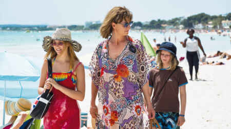 „Eine total normale Familie“ im TV: Man sieht Agnet (m.) und ihre zwei Töchter am Strand.
