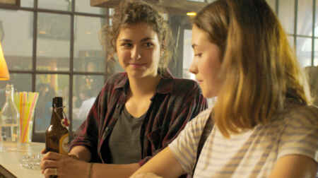 „Siebzehn“ im TV: Man sieht zwei Mädchen an einer Bar sitzend, sie schauen sich an.