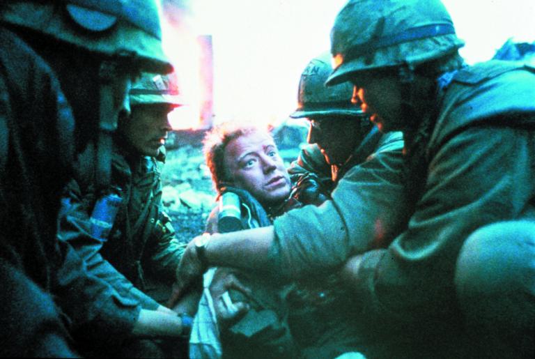 „Full Metal Jacket“ : Man sieht eine Gruppe Marines, in der Mitte ist einer schwer verwundet.