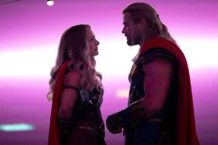 Natalie Portman als Mighty Thor (l.) und Chris Hemsworth als Thor.