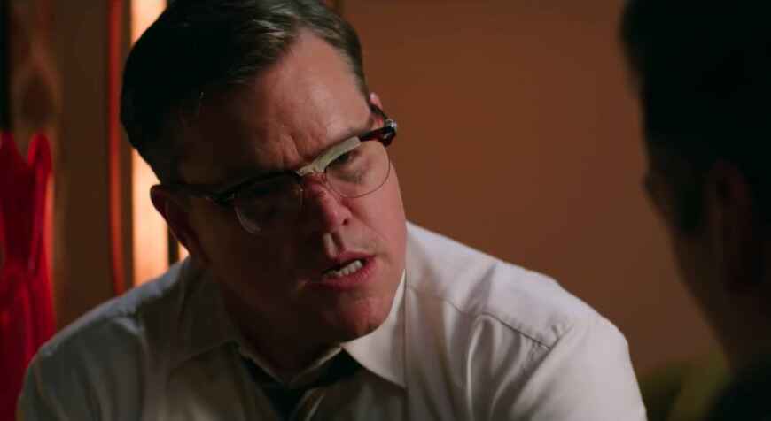 „Suburbicon“ im TV: Man sieht Matt Damon mit Hemd und Krawatte, sein Gesicht hat blaue Flecke und seine Brille ist mit Klebeband geklebt.