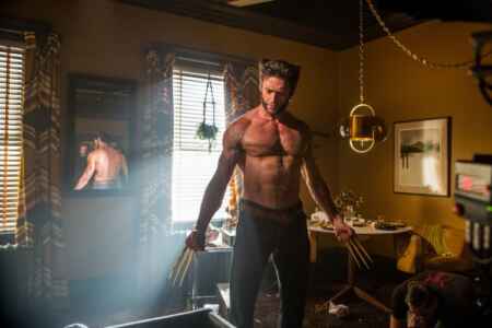 „X-Men: Zukunft ist Vergangenheit“ im TV: Man sieht Hugh Jackman als Wolverine, er steht oberkörperfrei in einem gemütlichen Schlafzimmer, aus seinen Fäusten ragen Knochen-Messer.