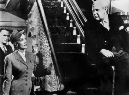 Marlene Dietrich und Charles Laughton in „Zeugin der Anklage“ im TV.