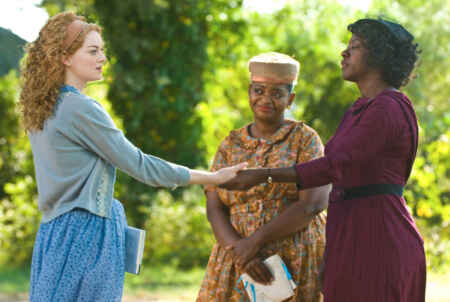 „The Help“ im TV: Man sieht zwei schwarze und eine weiße Frau, die sich gegenüberstehen und sich an den Händen halten.