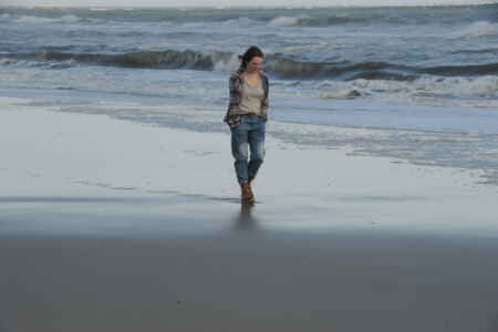 „Still Alice - Mein Leben ohne Gestern“ im TV: Man sieht Alice (Julianne Moore) in blauer Jeans, T-Shirt und kariertem Hemd an einem verlassen Strand spazieren gehen.