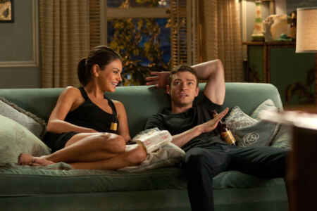 „Freunde mit gewissen Vorzügen“ im TV: Man sieht Mila Kunis (l.) und Justin Timberlake, sie sitzen auf einer Couch, reden und lachen.