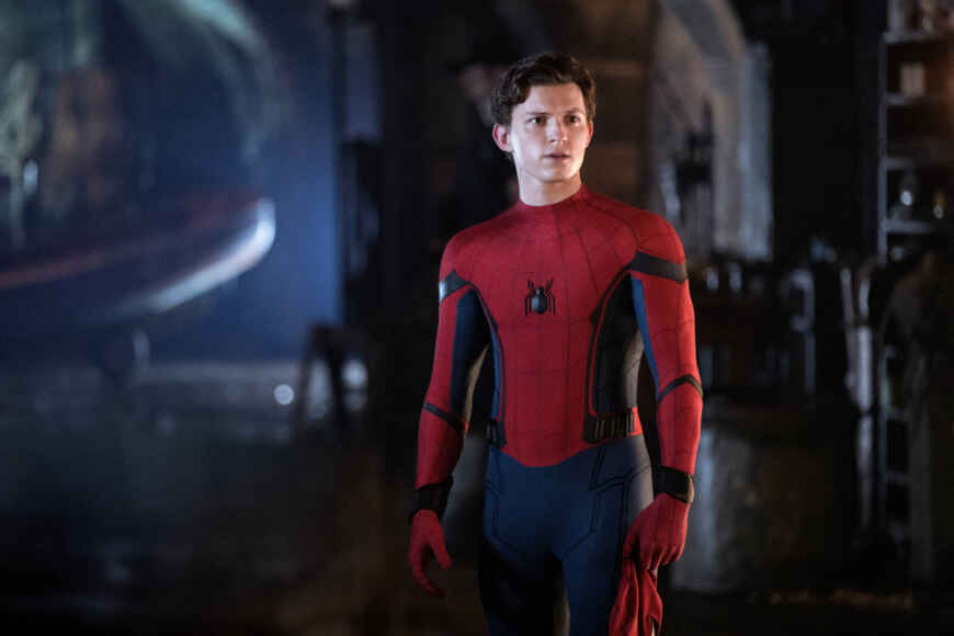 „Spider-Man: Far From Home“ im TV: Man sieht Tom Holland als Spider-Man im Kostüm, er hält eine Maske in der Hand und schaut in die Ferne (rechts hinter Kamera)