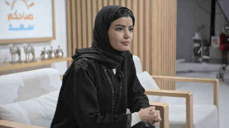"Die perfekte Kandidatin" im TV: Man sieht Mila Alzahrani als Maryam bei einer Talk-Show, sie trägt schwarze Kleidung und ein schwarzes Kopftuch.
