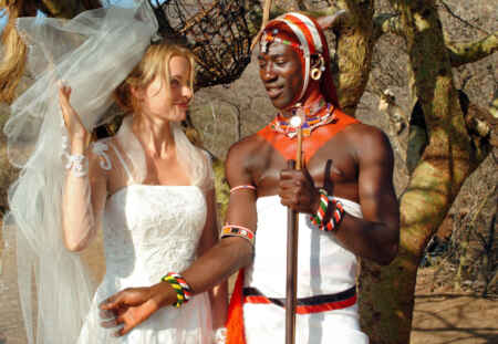 „Die weisse Massai“ im TV: Die Schweizerin Carola (Nina Hoss) heiratet den Massai-Krieger Lemalian (Jacky Ido)