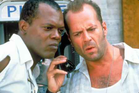 „Stirb Langsam – Jetzt erst recht“ im TV: Man sieht Samuel L. Jackson (l.) und Bruce Willis an einem öffentlichen Telefon mit dem Telefonhörer in der Hand.