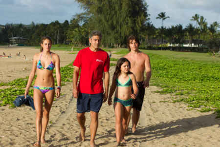 „The Descendants – Familie und andere Angelegenheiten“ im TV: Man sieht (v.l.n.r.): Shailene Woodley, George Clooney, Amara Miller und Nick Krause am Strand in Badekleidung laufend.